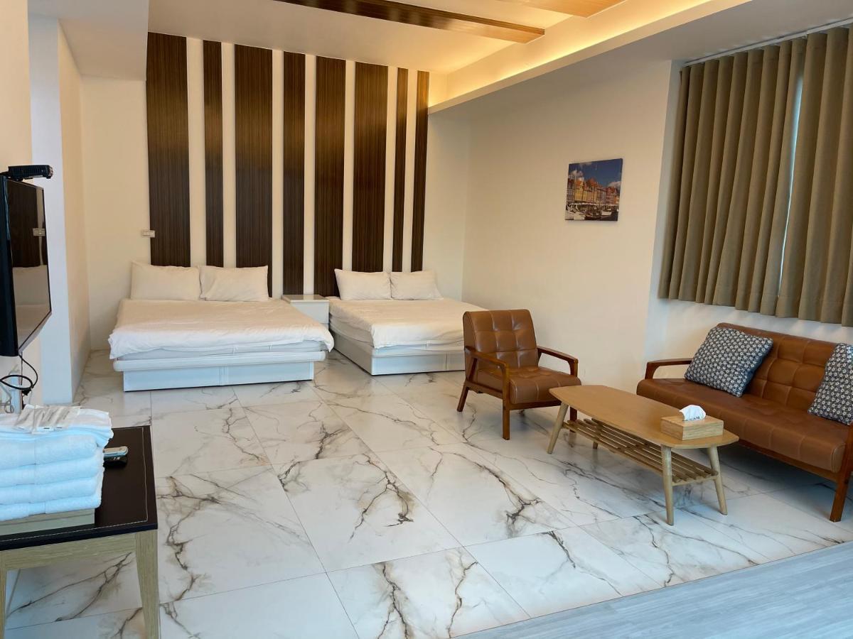 Fun Holiday Family Hostel Tainan Exterior photo