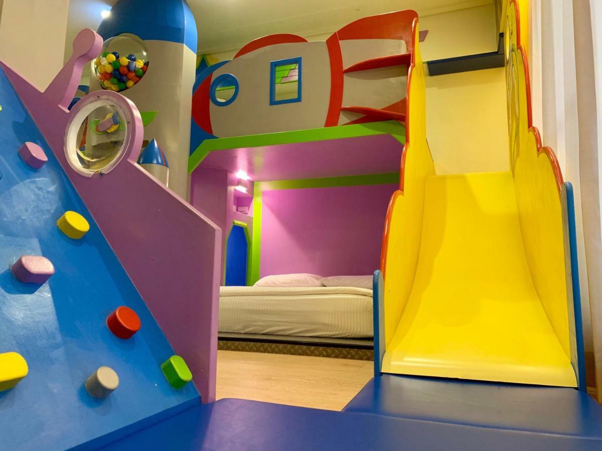 Fun Holiday Family Hostel Tainan Exterior photo